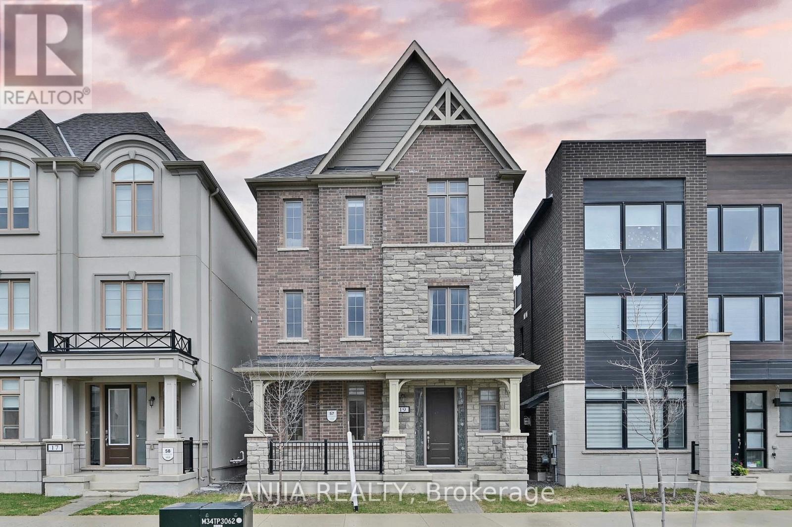 19 York Downs Boulevard, Markham, Ontario  L6C 3J5 - Photo 1 - N12119355