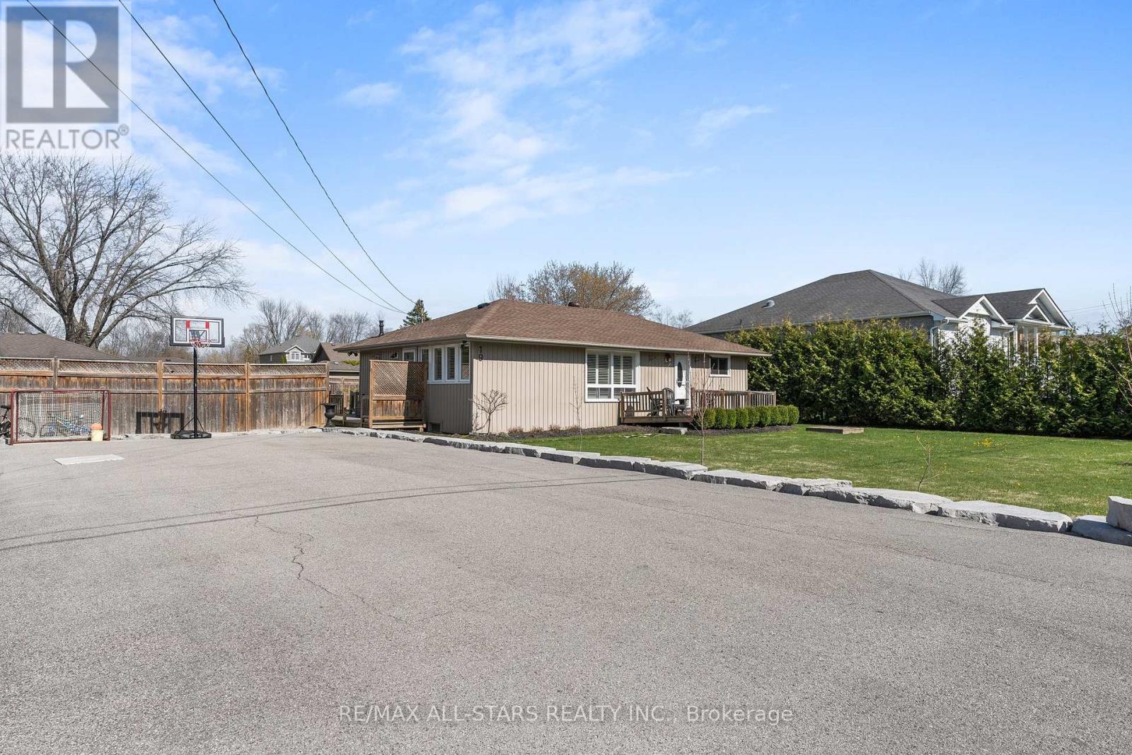 19 Joel Avenue, Georgina (Historic Lakeshore Communities), Ontario  L0E 1S0 - Photo 5 - N12119358