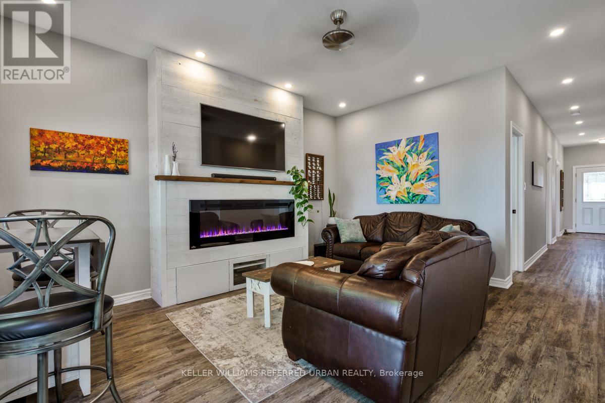 210 Morrison Avenue, Brock (Beaverton), Ontario  L0K 1A0 - Photo 7 - N12119044