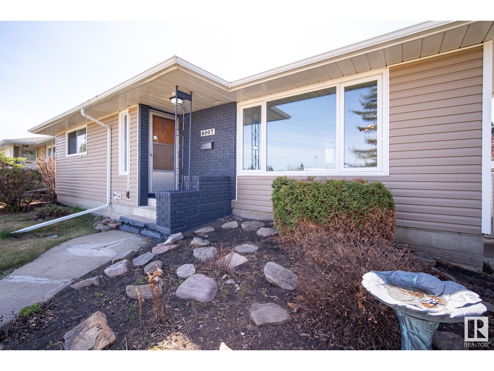 Property at 6007 95 AV NW image 2
