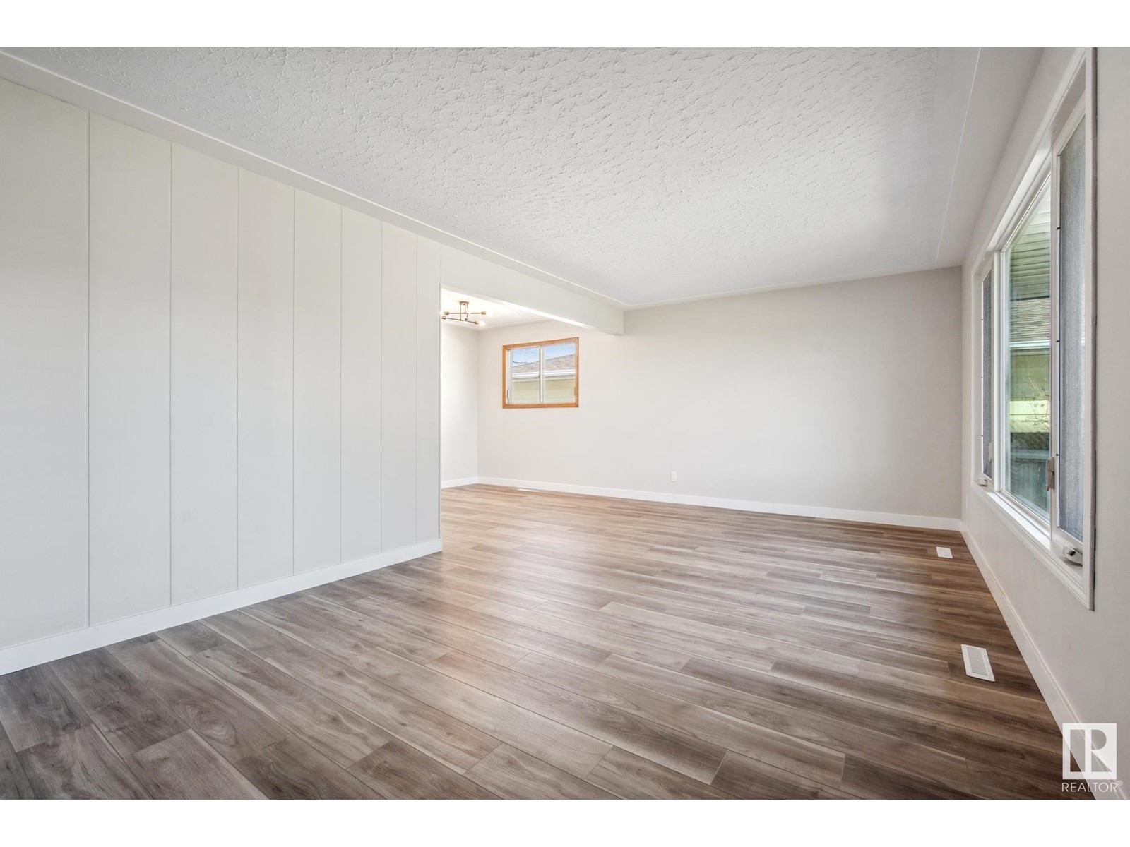 Property at 6007 95 AV NW image 4