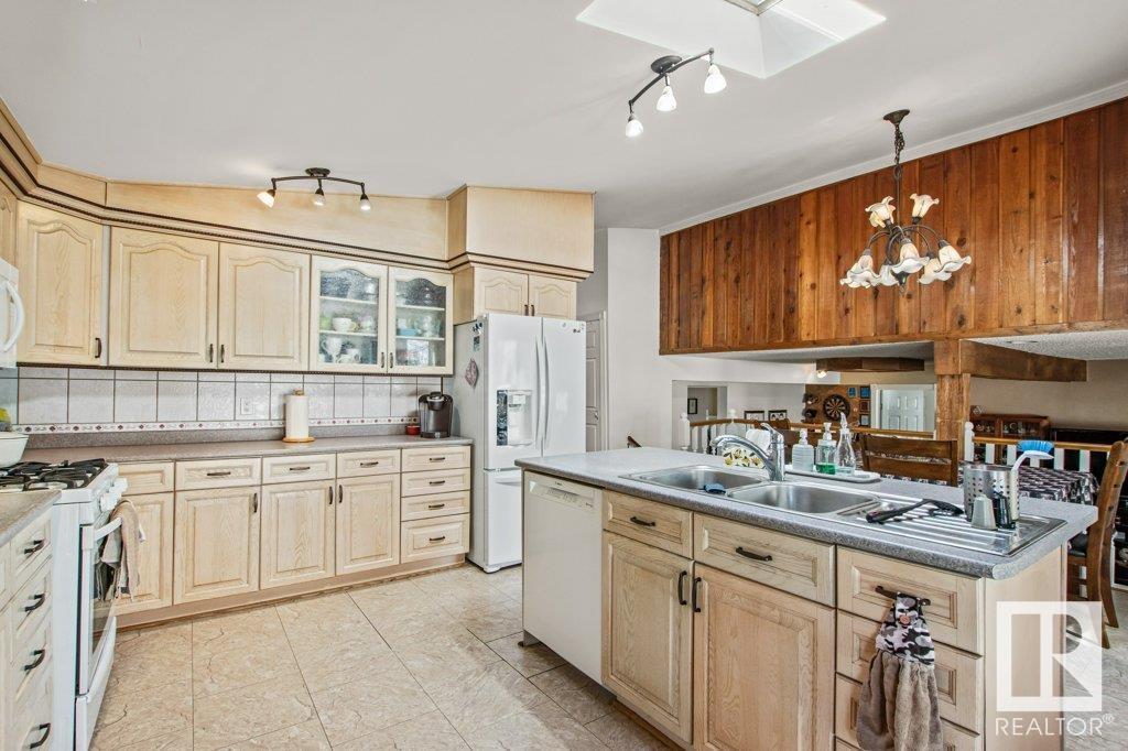 Property at 4347 68 ST NW image 2