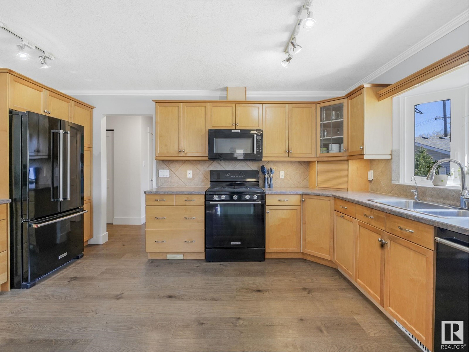 Property at 9607 77 ST NW image 4