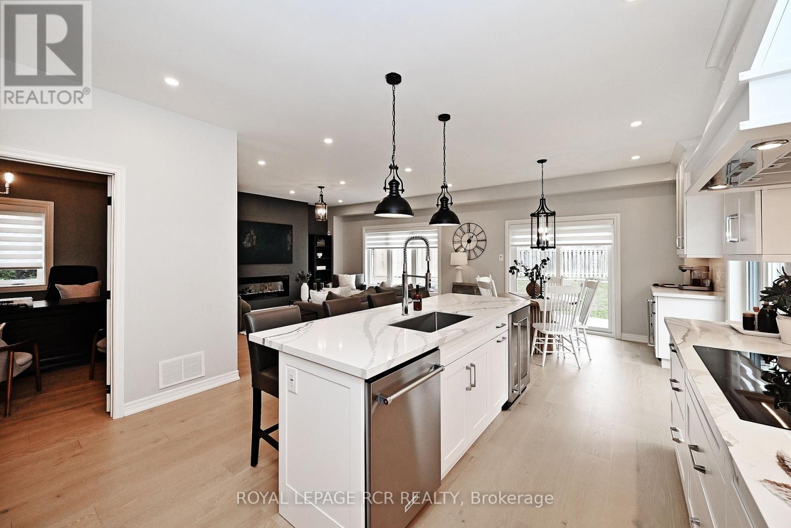 109 Woodbury Crescent, Newmarket (Summerhill Estates), Ontario  L3X 2T3 - Photo 5 - N12119530