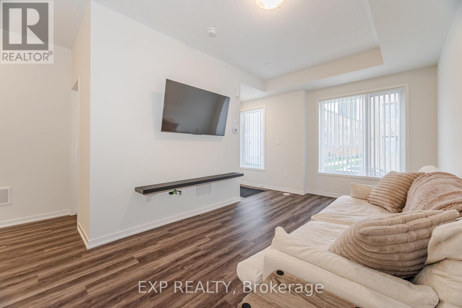 Th 261 - 150 Honeycrisp Crescent, Vaughan (Vaughan Corporate Centre), Ontario  L4K 0N7 - Photo 2 - N12119531