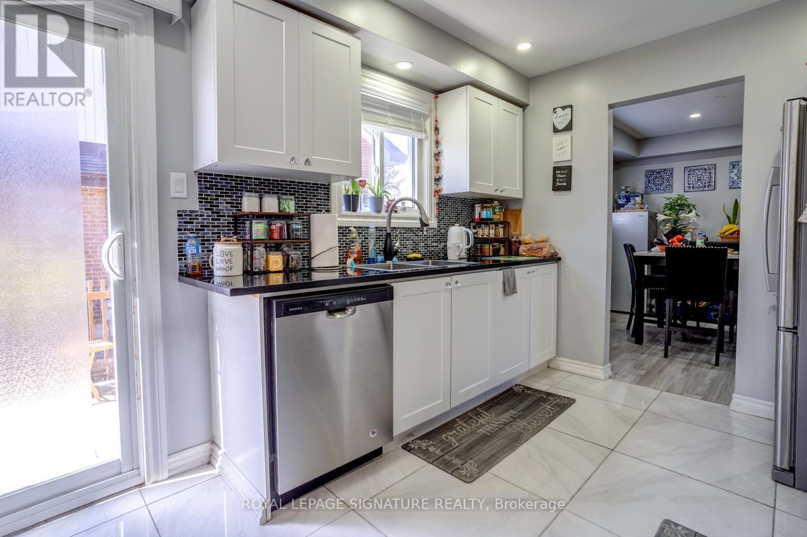 48 Lawndale Crescent, Brampton, Ontario  L6S 3L4 - Photo 8 - W12101824
