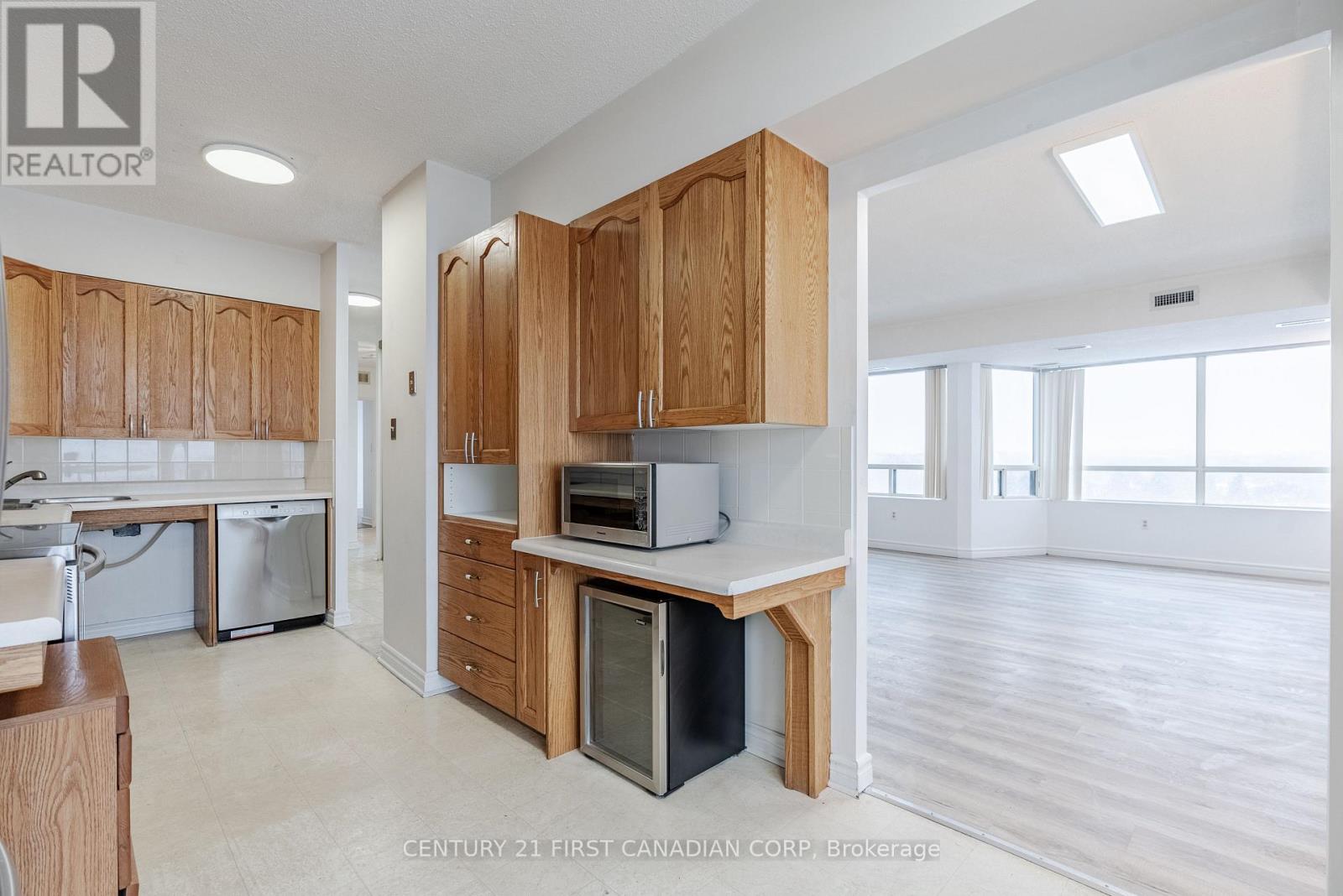 1002 - 744 Wonderland Road S, London South (South N), Ontario  N6K 4K3 - Photo 12 - X12029570