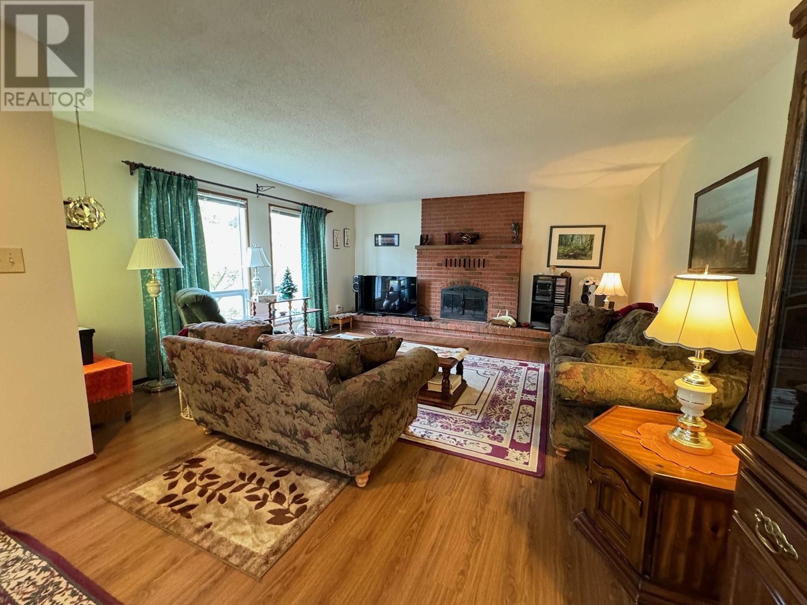 Property at 10417 Victoria Road S image 1