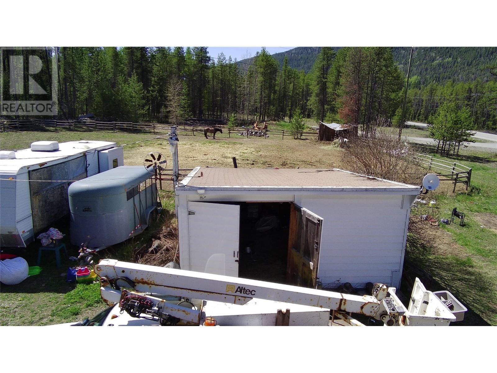 8307 Highway 95 Highway, Yahk, British Columbia  V0B 1G1 - Photo 38 - 10345946