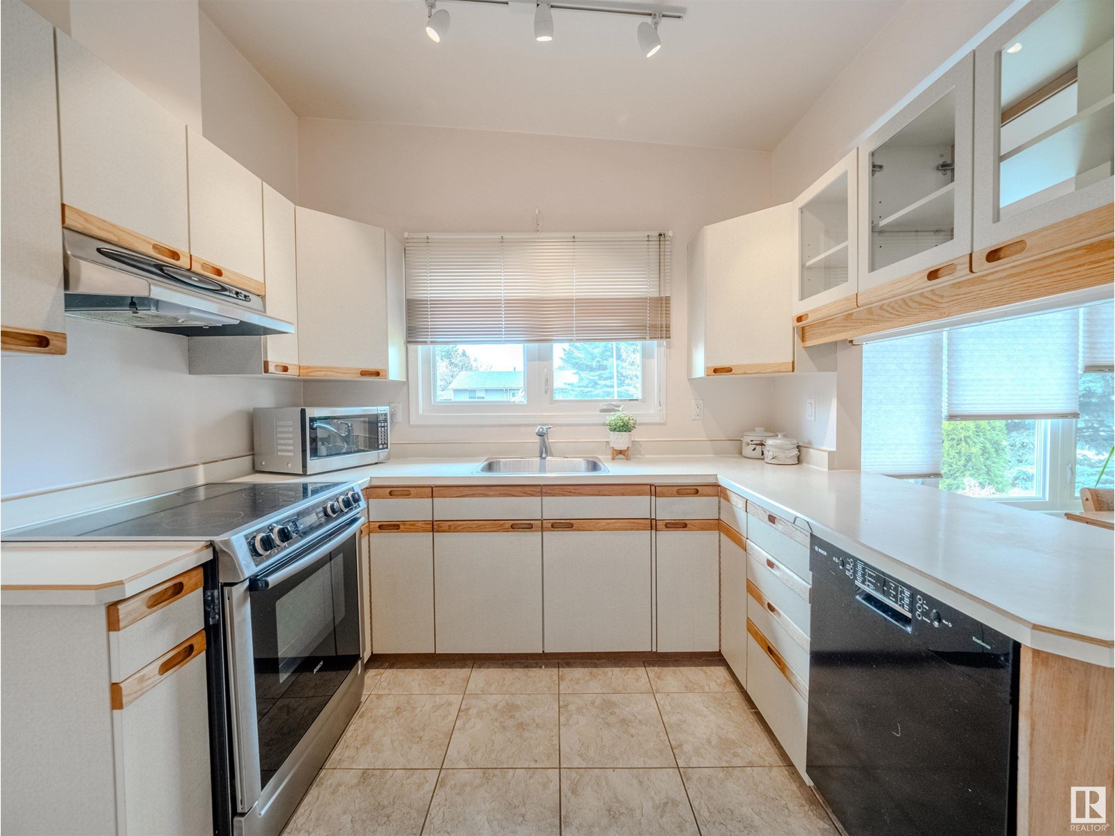Property at 15414 81 AV NW image 3