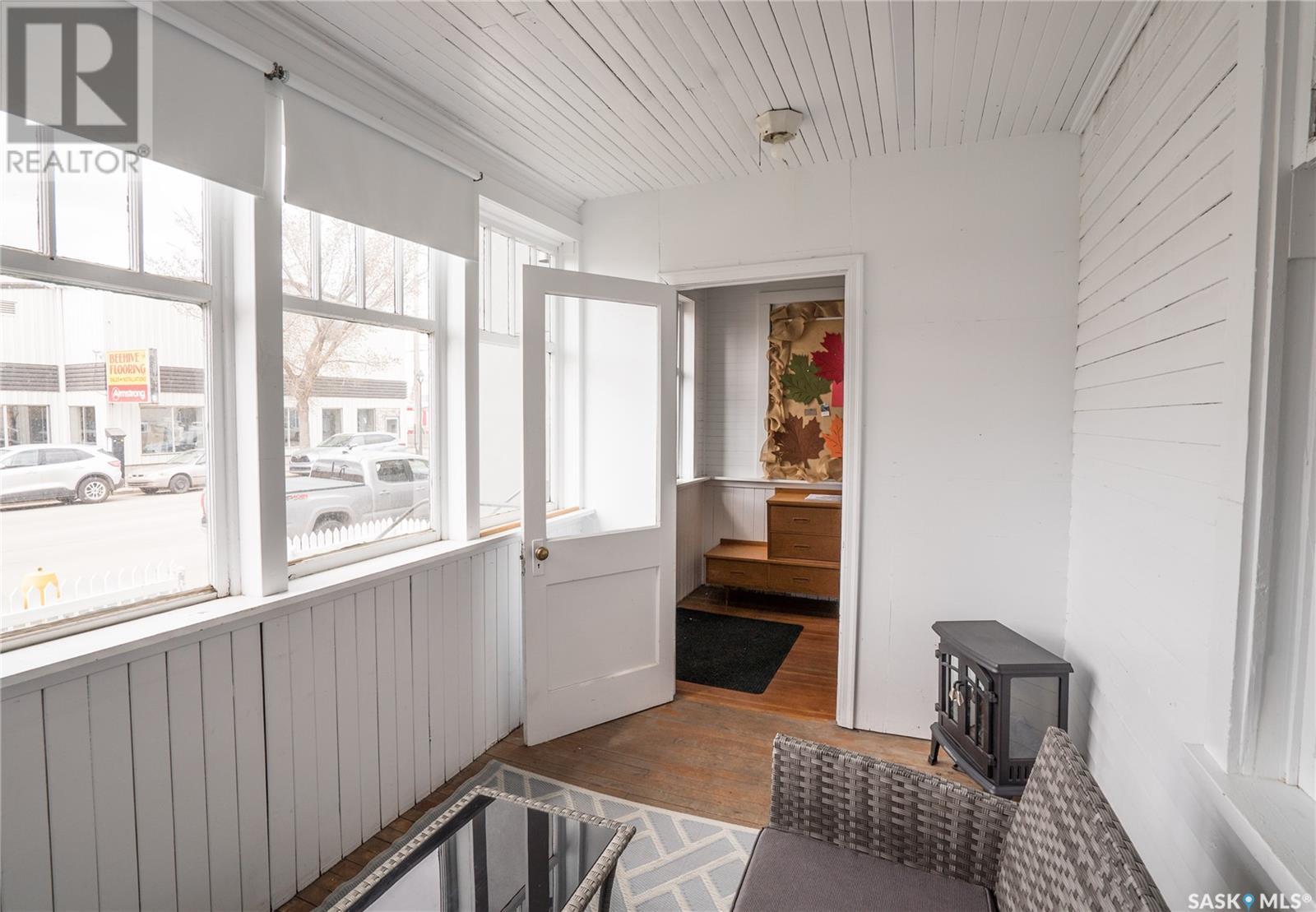 Property at 318 C AVENUE S image 3