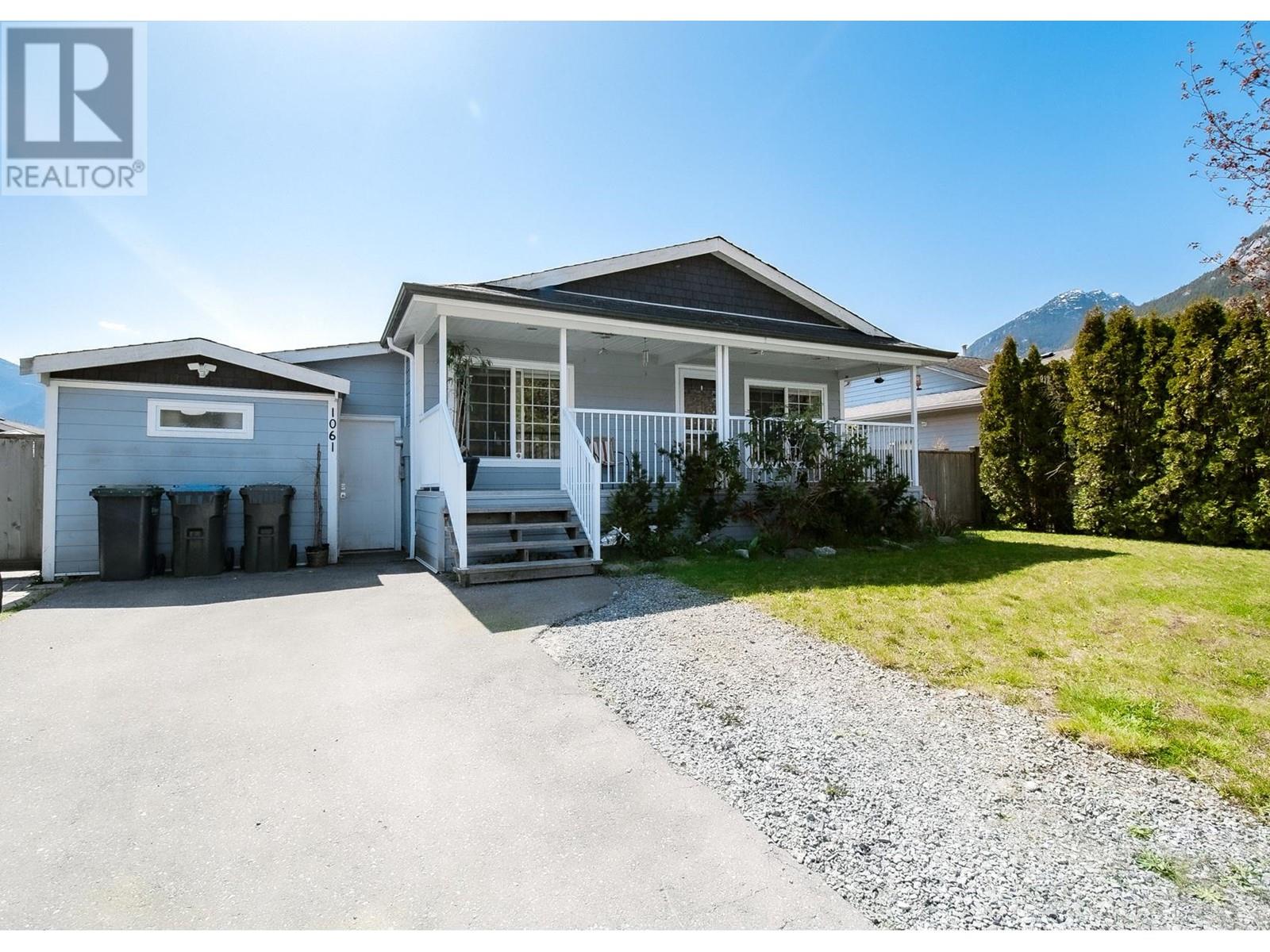 1061 EDGEWATER CRESCENT, Squamish, British Columbia