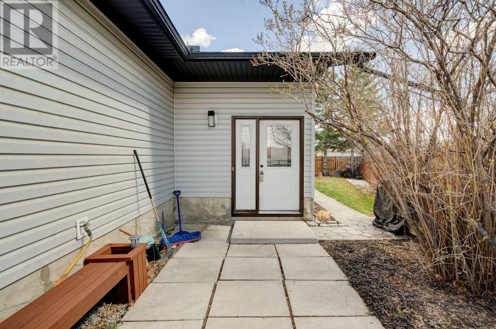 Property at 27 Rundlelawn Court NE image 3