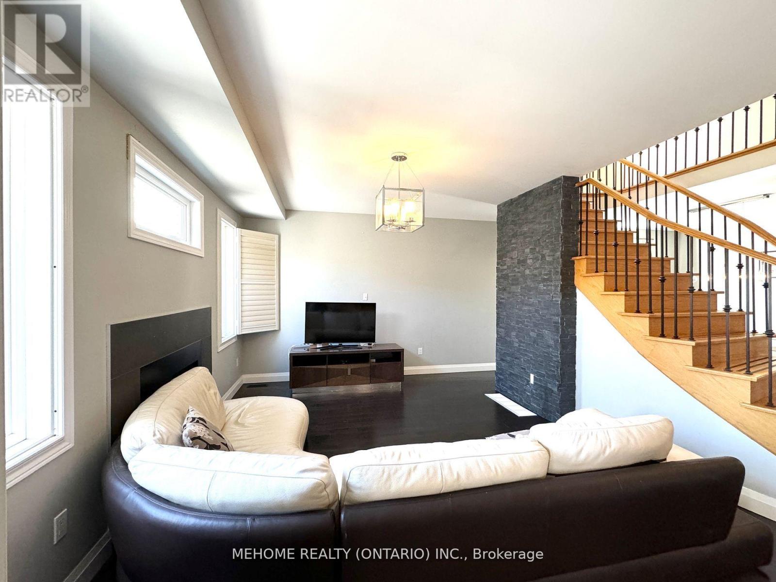 9 Ridgecrest Road, Markham, Ontario  L6C 2V2 - Photo 5 - N12119850