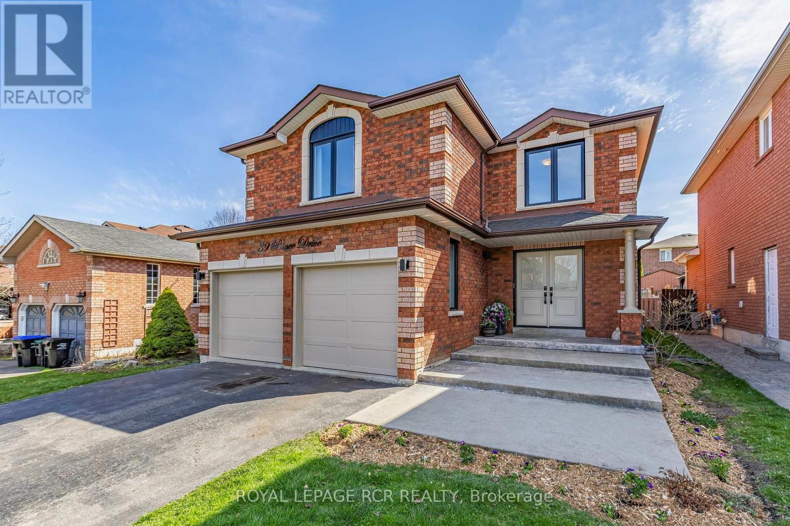39 Prince Drive, Bradford West Gwillimbury, Ontario  L3Z 3B6 - Photo 2 - N12119903