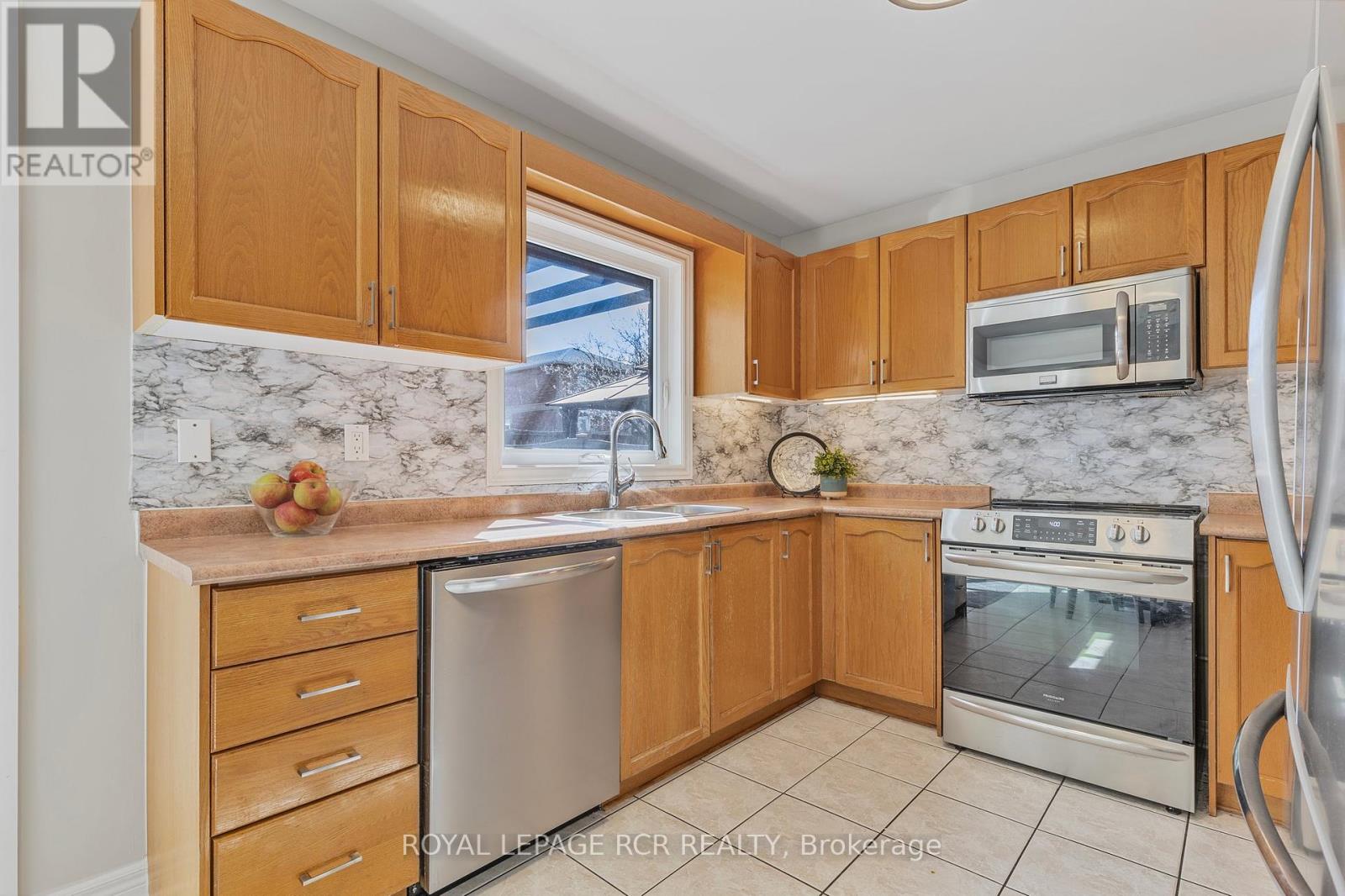 39 Prince Drive, Bradford West Gwillimbury, Ontario  L3Z 3B6 - Photo 8 - N12119903