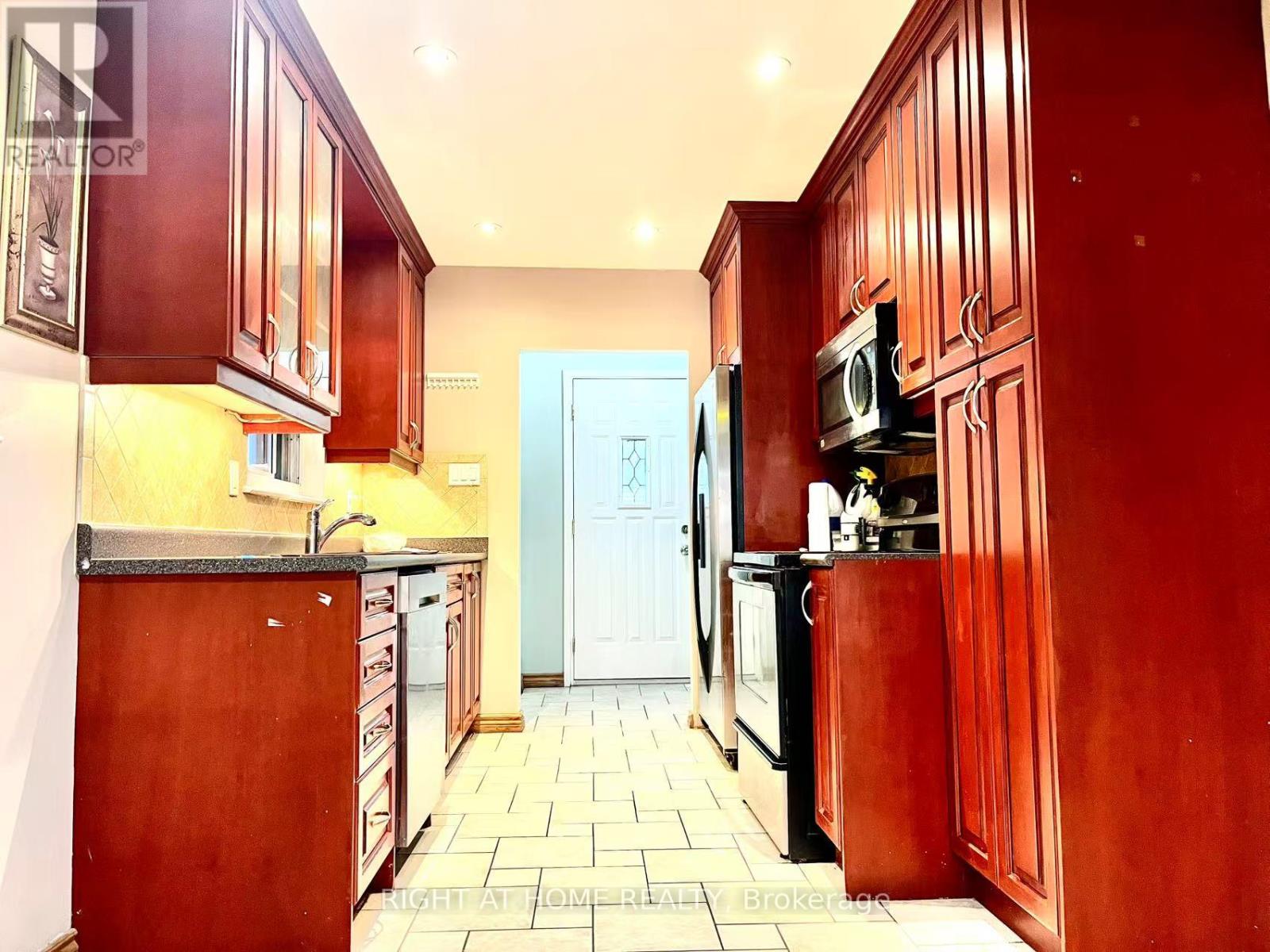 1407 Glen Rutley Circle, Mississauga, Ontario  L4X 1Z5 - Photo 2 - W12119753
