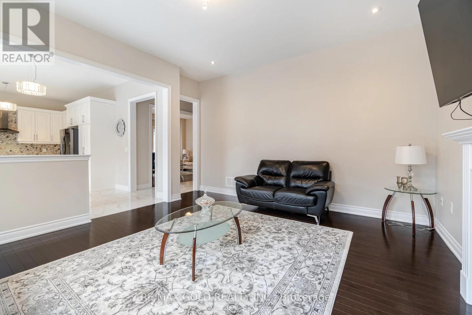 11 Carl Finlay Drive, Brampton (Toronto Gore Rural Estate), Ontario  L6P 4E2 - Photo 6 - W12119781