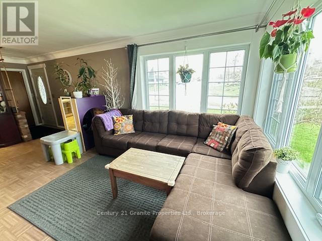 75 Waubeek Street, Parry Sound, Ontario  P2A 1C7 - Photo 11 - X12120003