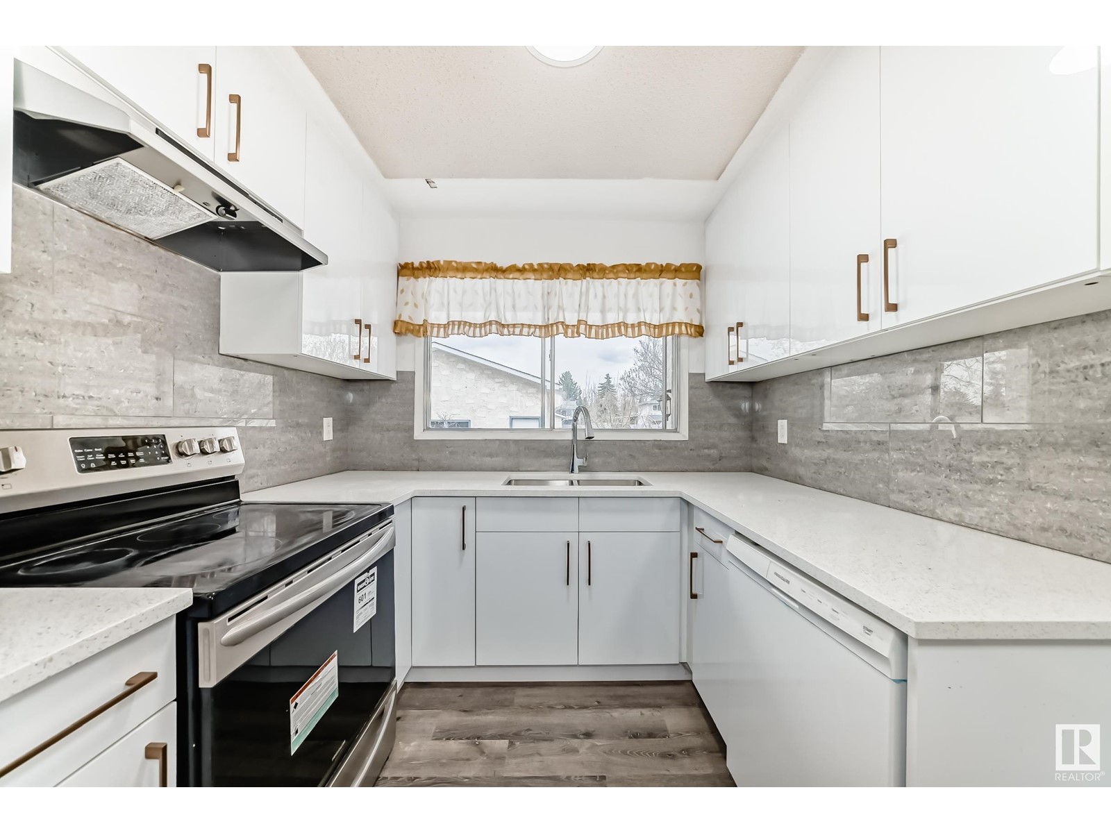 Property at 6804 32 AV NW image 4