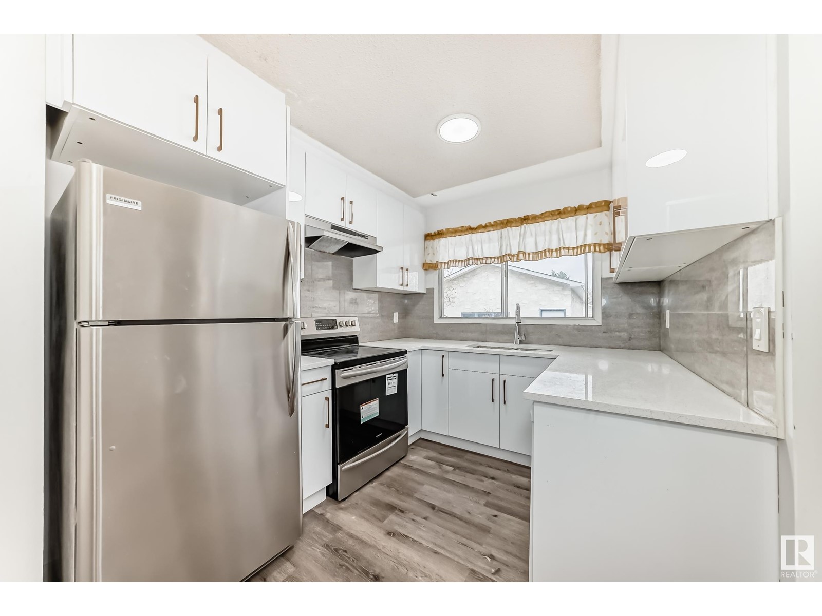 Property at 6804 32 AV NW image 5