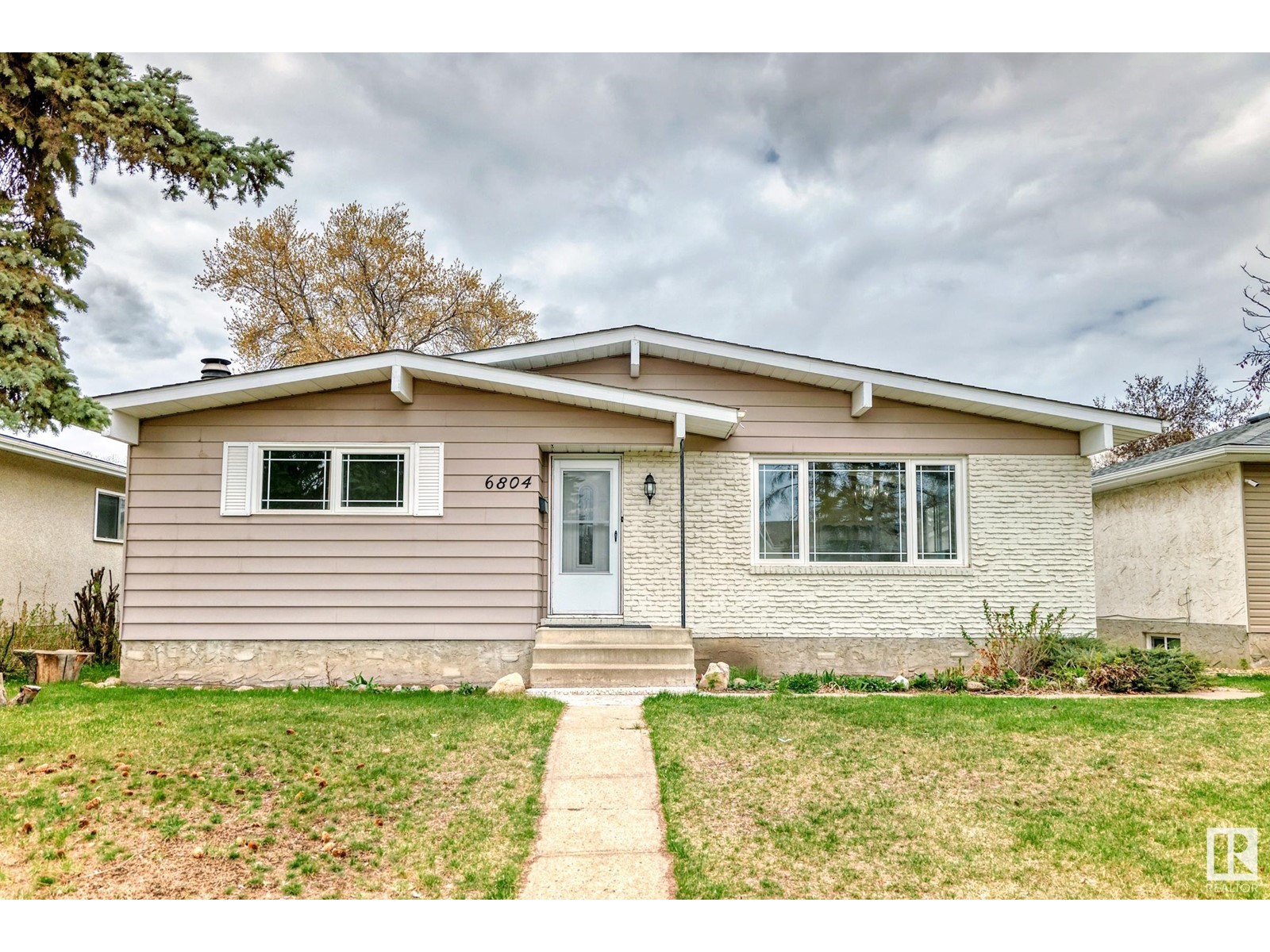 Property at 6804 32 AV NW image 1