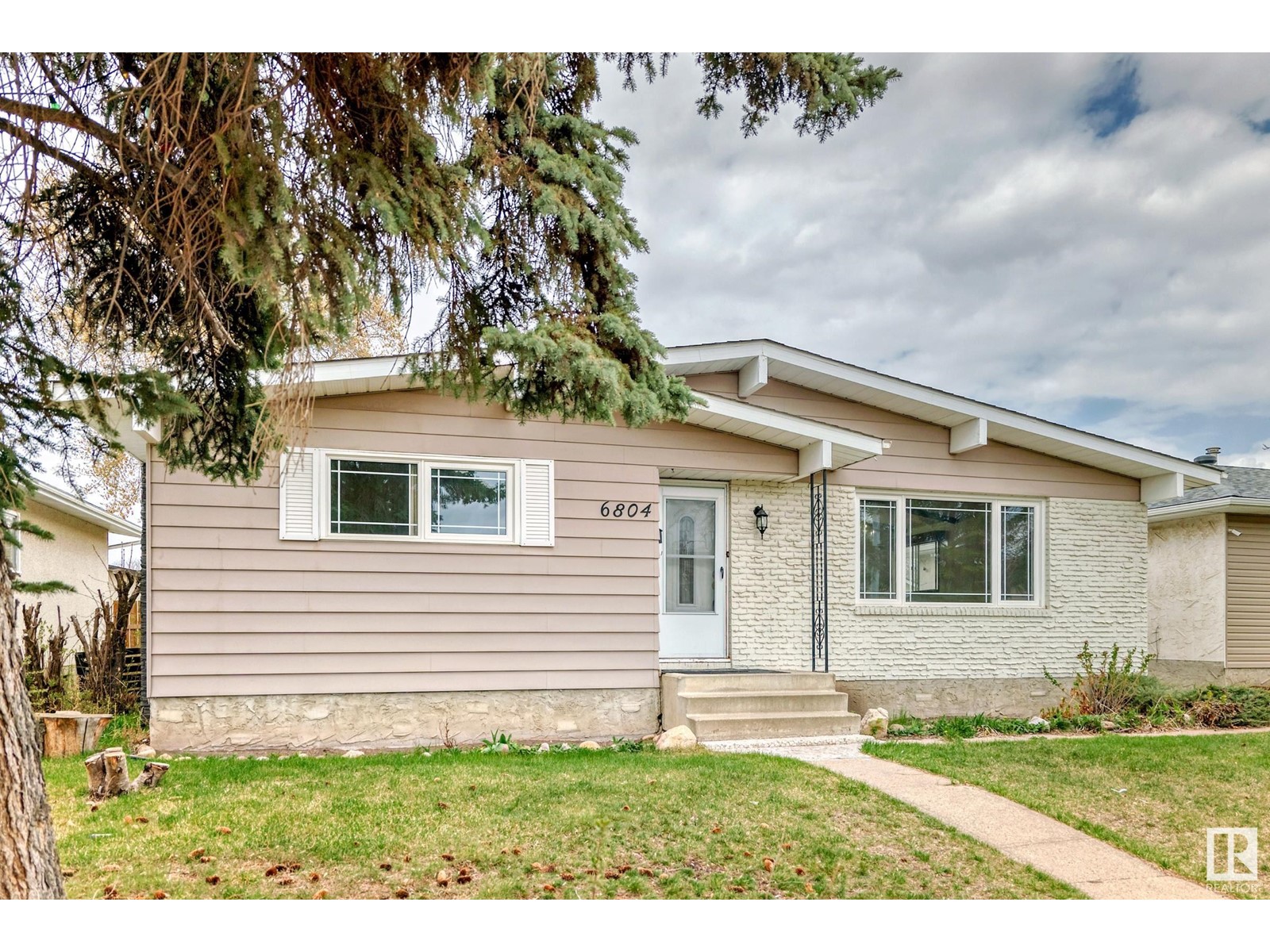 Property at 6804 32 AV NW image 2