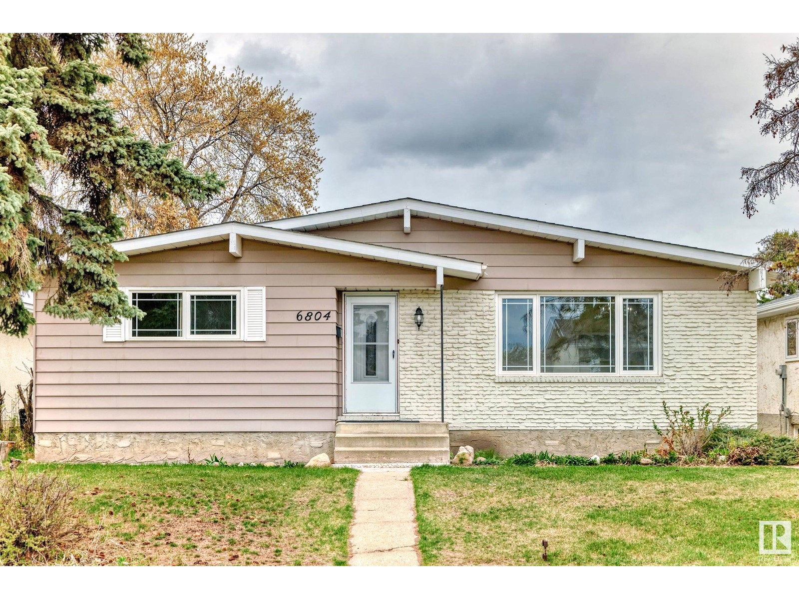 Property at 6804 32 AV NW image 3