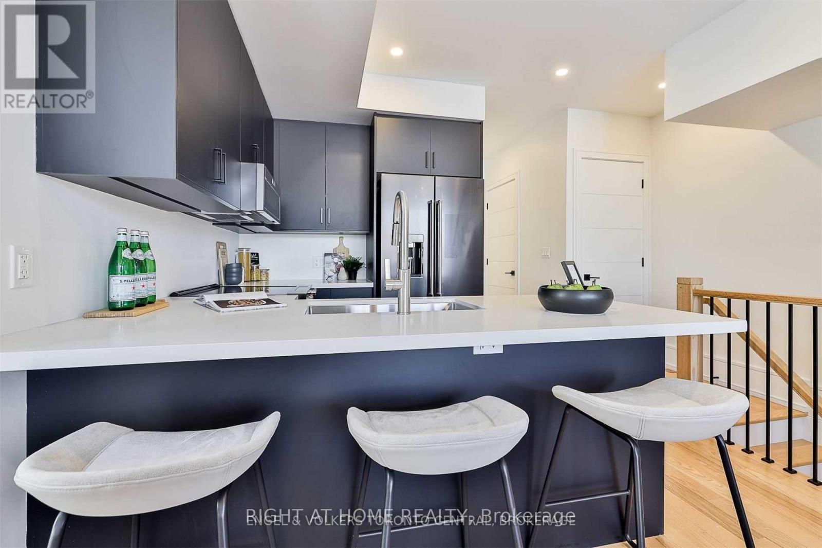 137 D'arcy Street, Toronto, Ontario  M5T 1K2 - Photo 4 - C11961285