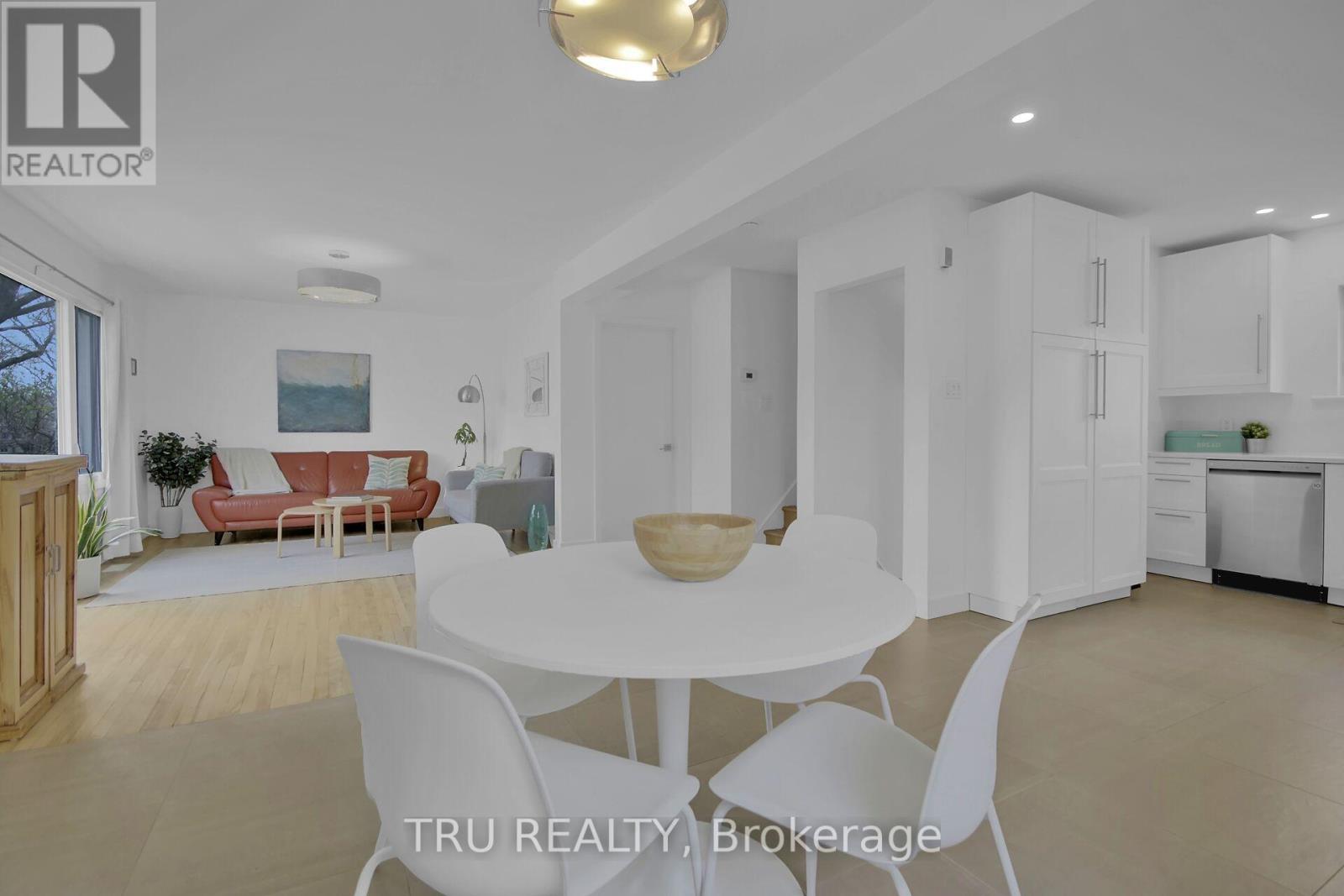 1311 Laperriere Avenue, Ottawa, Ontario  K1Z 7R9 - Photo 3 - X12120091