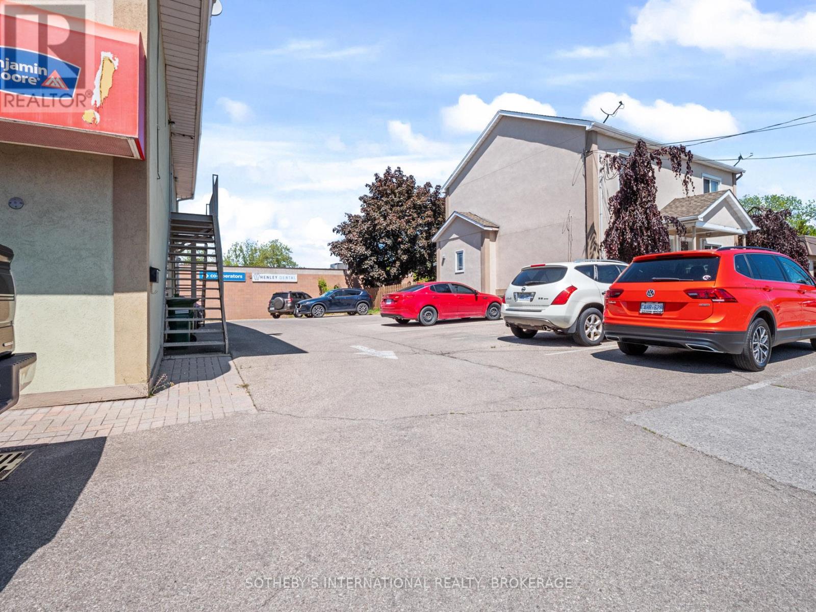 117 Lakeport Road, St. Catharines (Lakeport), Ontario  L2N 4R2 - Photo 8 - X12120028