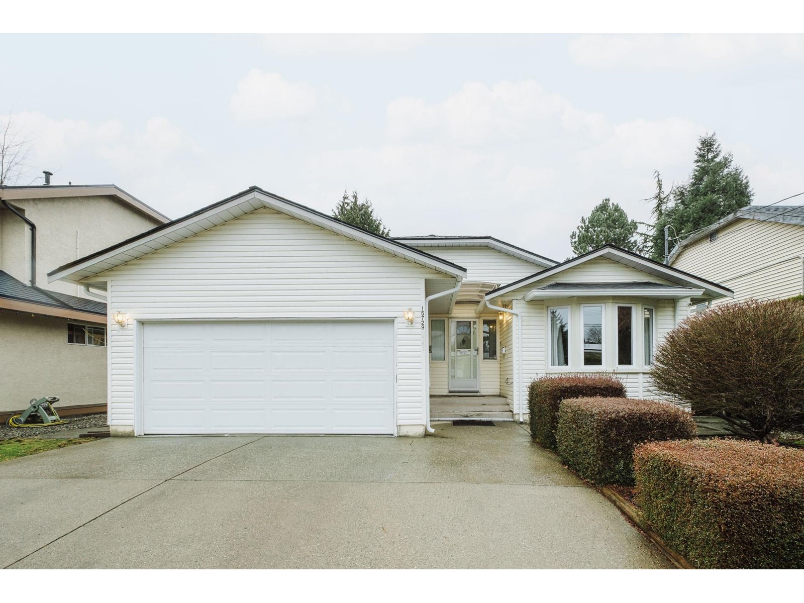 15729 20 Avenue, Surrey, British Columbia  V4A 2A7 - Photo 2 - R2997424