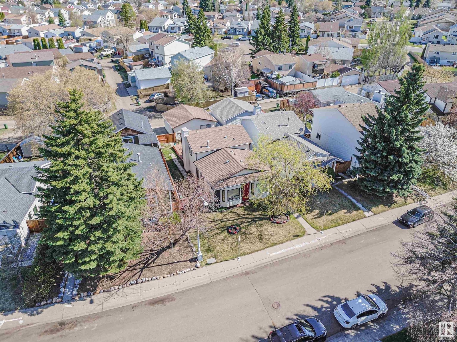 Property at 393 Kirkpatrick Crescent NW image 3