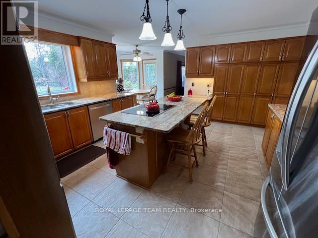 5530 Pettapiece Crescent, Ottawa, Ontario  K4M 1C5 - Photo 9 - X12094755