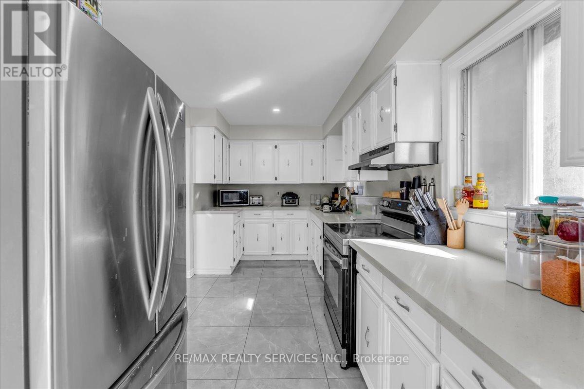 188 Simmons Boulevard, Brampton (Madoc), Ontario  L6V 3W4 - Photo 9 - W12120002