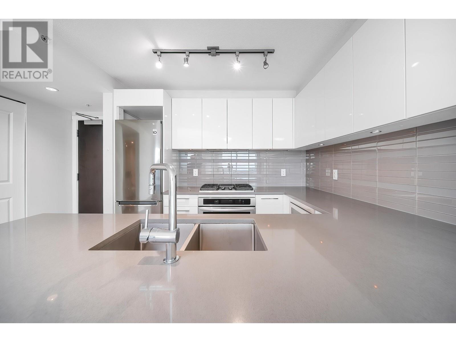 Listing Picture 8 of 35 : 1809 6658 DOW AVENUE, Burnaby / 本拿比 - 魯藝地產 Yvonne Lu Group - MLS Medallion Club Member