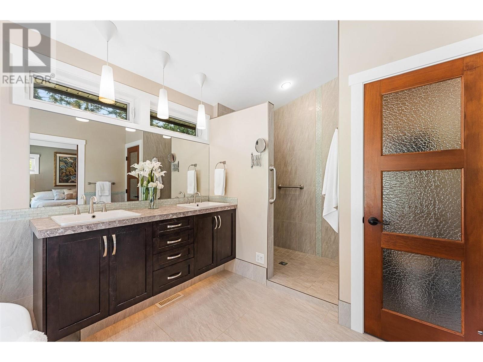 Property at 5139 Lakeshore Road image 5