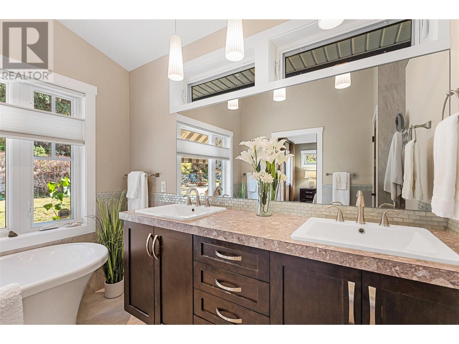 Property at 5139 Lakeshore Road image 4