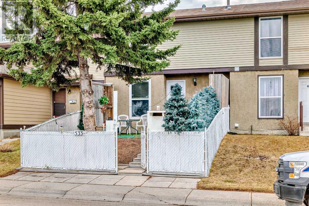 Property at 533 Abinger Road NE image 2