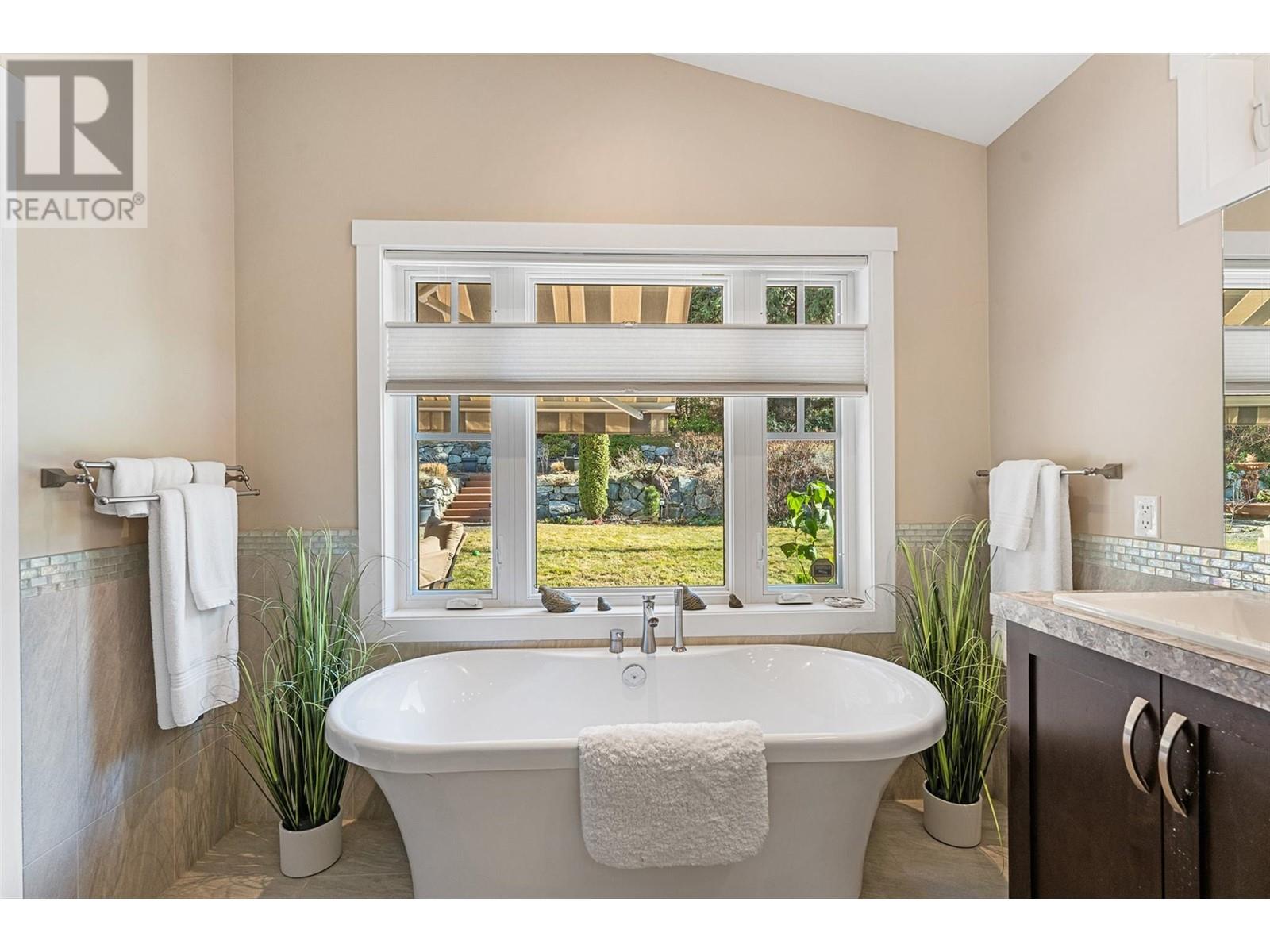Property at 5139 Lakeshore Road image 3