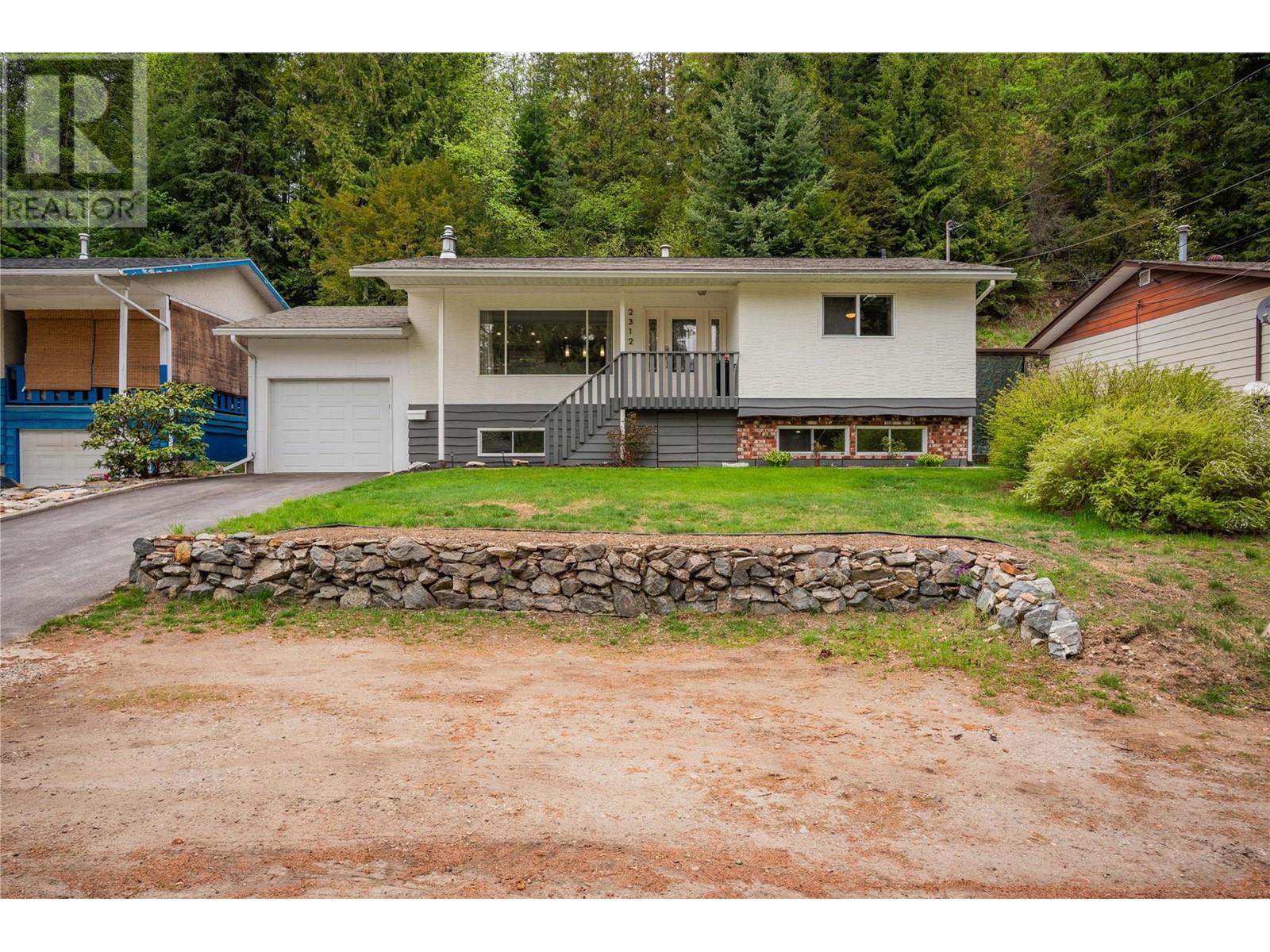 2312 11th Avenue, Castlegar, British Columbia  V1N 3A6 - Photo 2 - 10346069