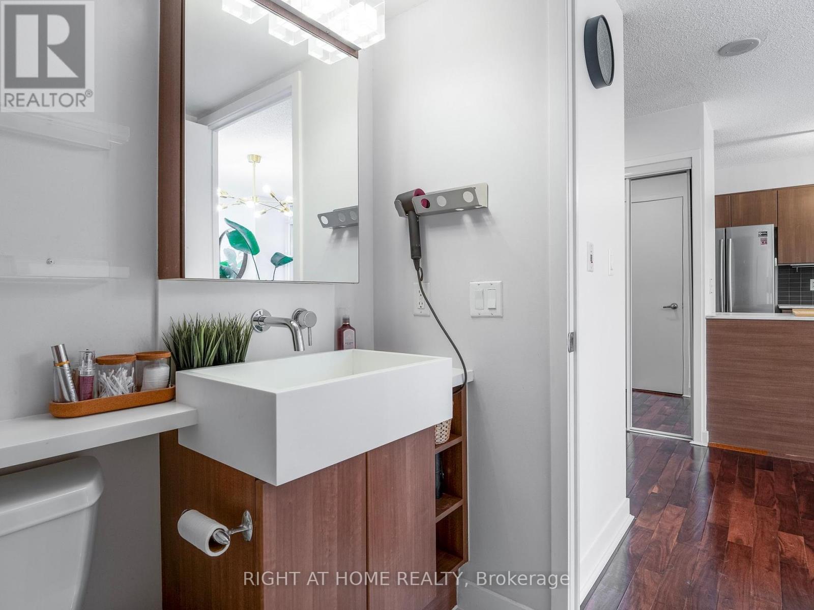 1706 - 11 Brunel Court, Toronto, Ontario  M5V 3Y3 - Photo 24 - C12082460