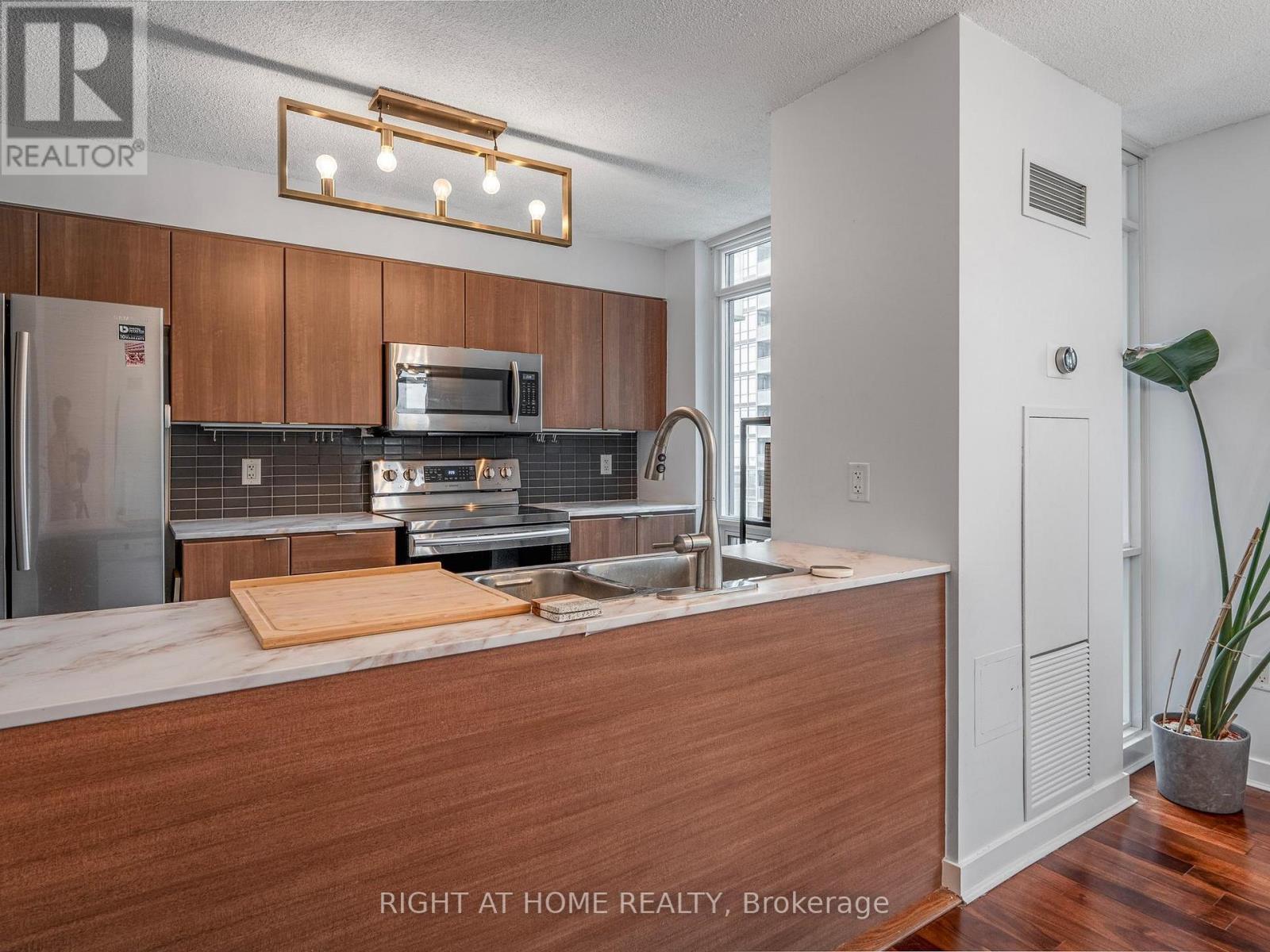 1706 - 11 Brunel Court, Toronto, Ontario  M5V 3Y3 - Photo 15 - C12082460