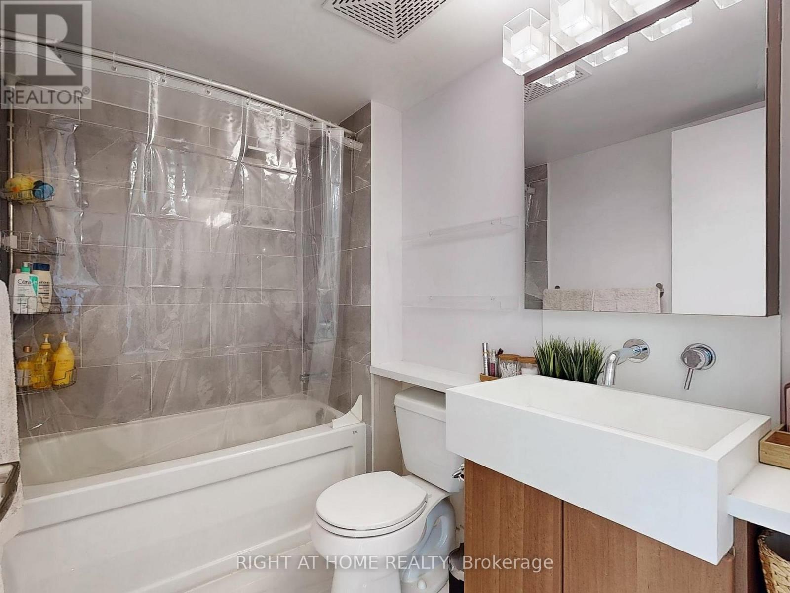 1706 - 11 Brunel Court, Toronto, Ontario  M5V 3Y3 - Photo 22 - C12082460