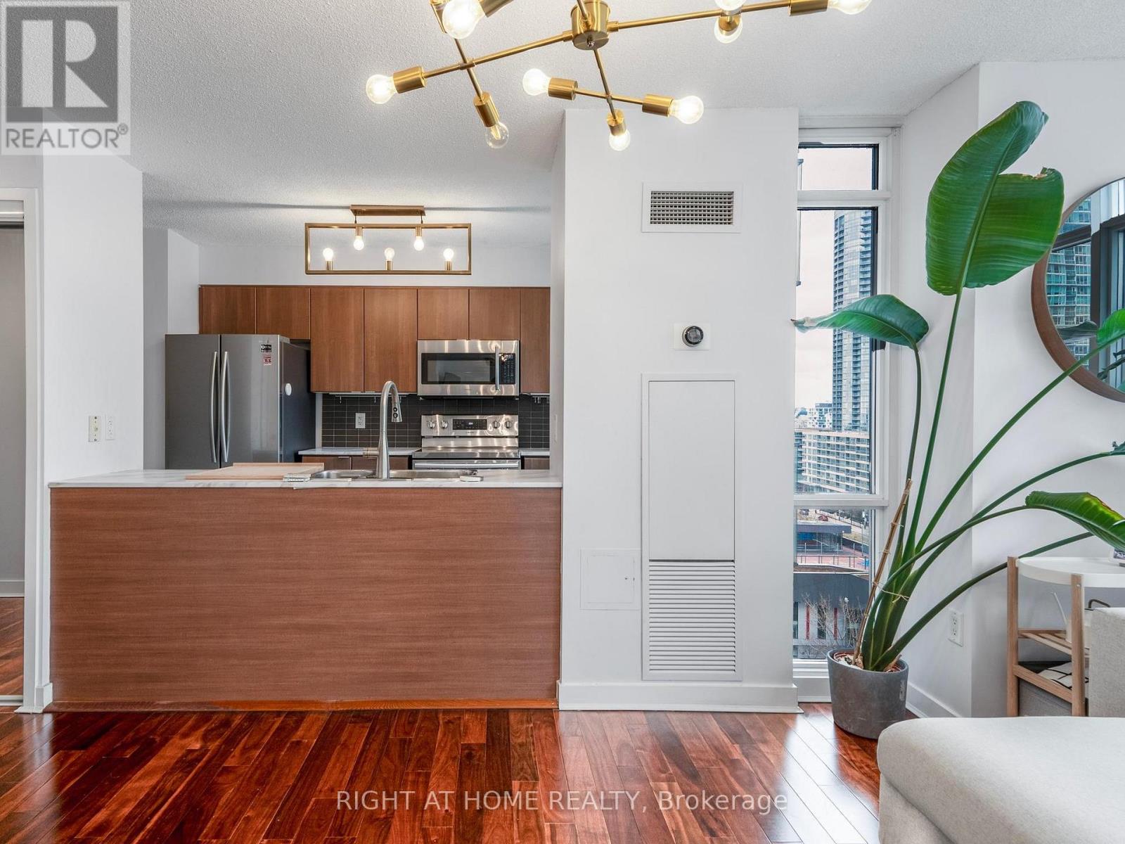 1706 - 11 Brunel Court, Toronto, Ontario  M5V 3Y3 - Photo 17 - C12082460