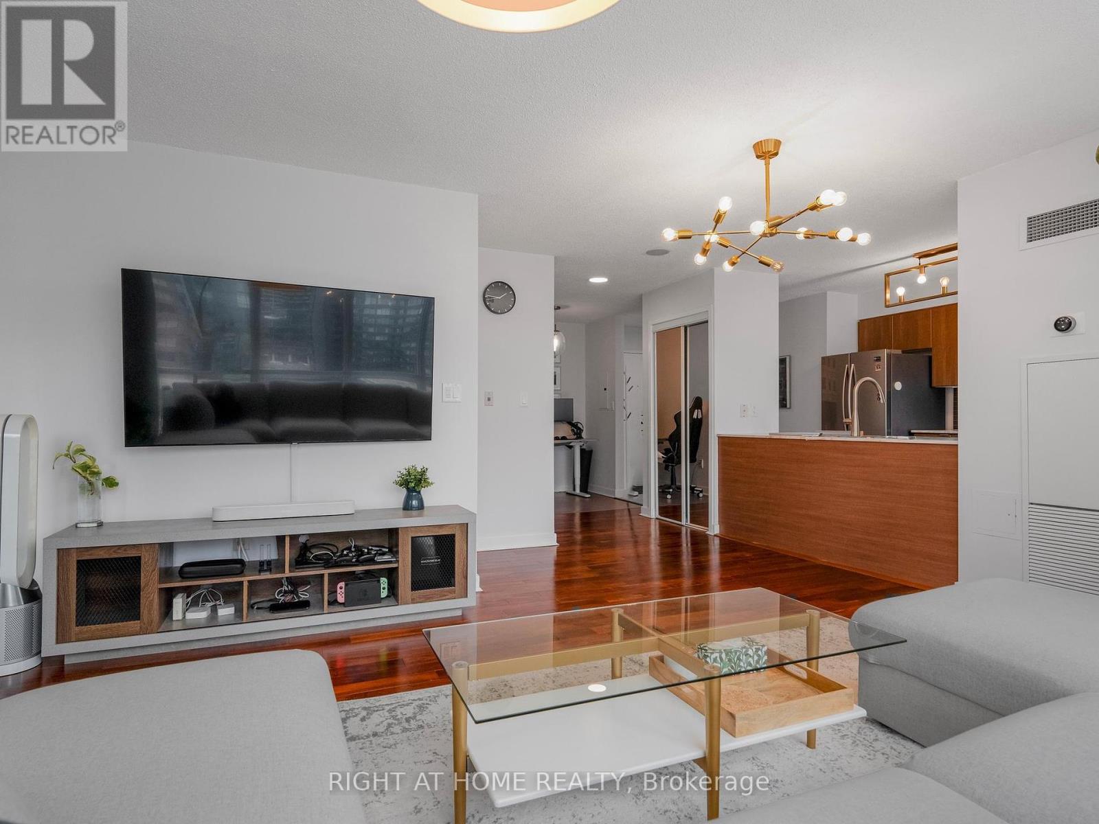 1706 - 11 Brunel Court, Toronto, Ontario  M5V 3Y3 - Photo 5 - C12082460