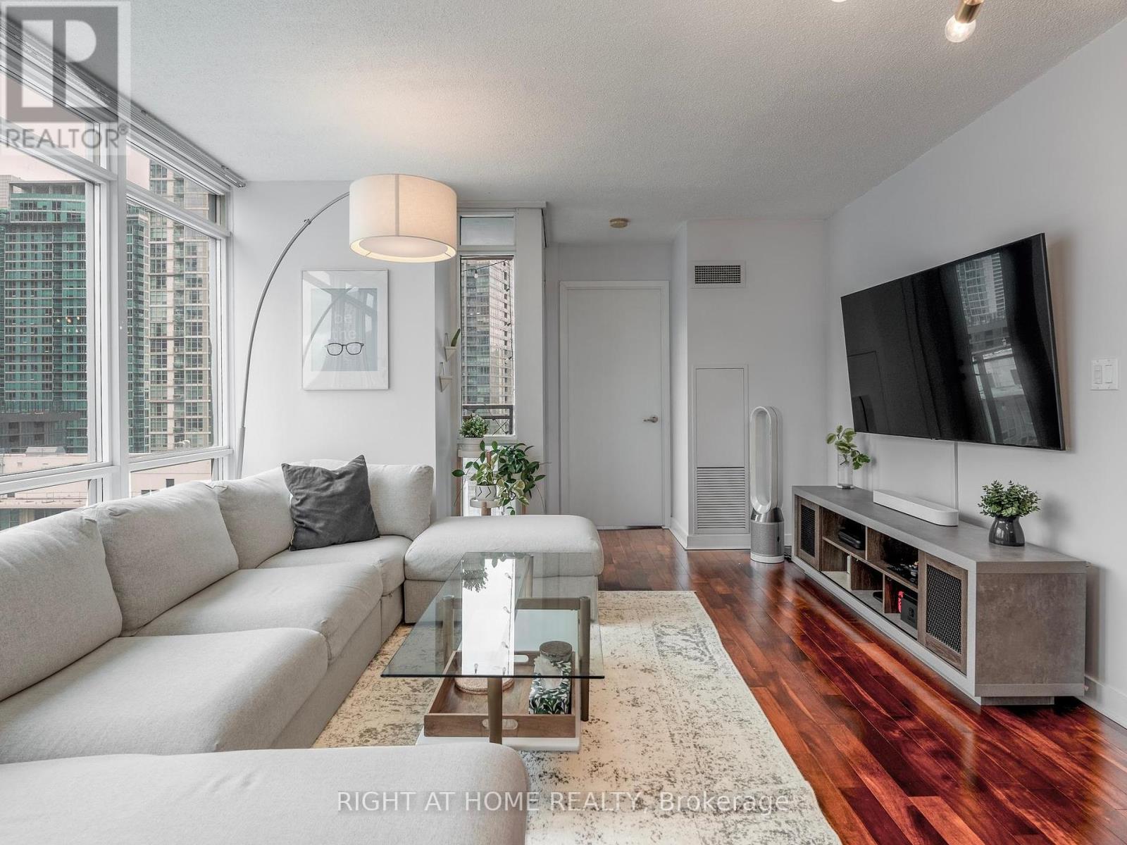 1706 - 11 Brunel Court, Toronto, Ontario  M5V 3Y3 - Photo 8 - C12082460