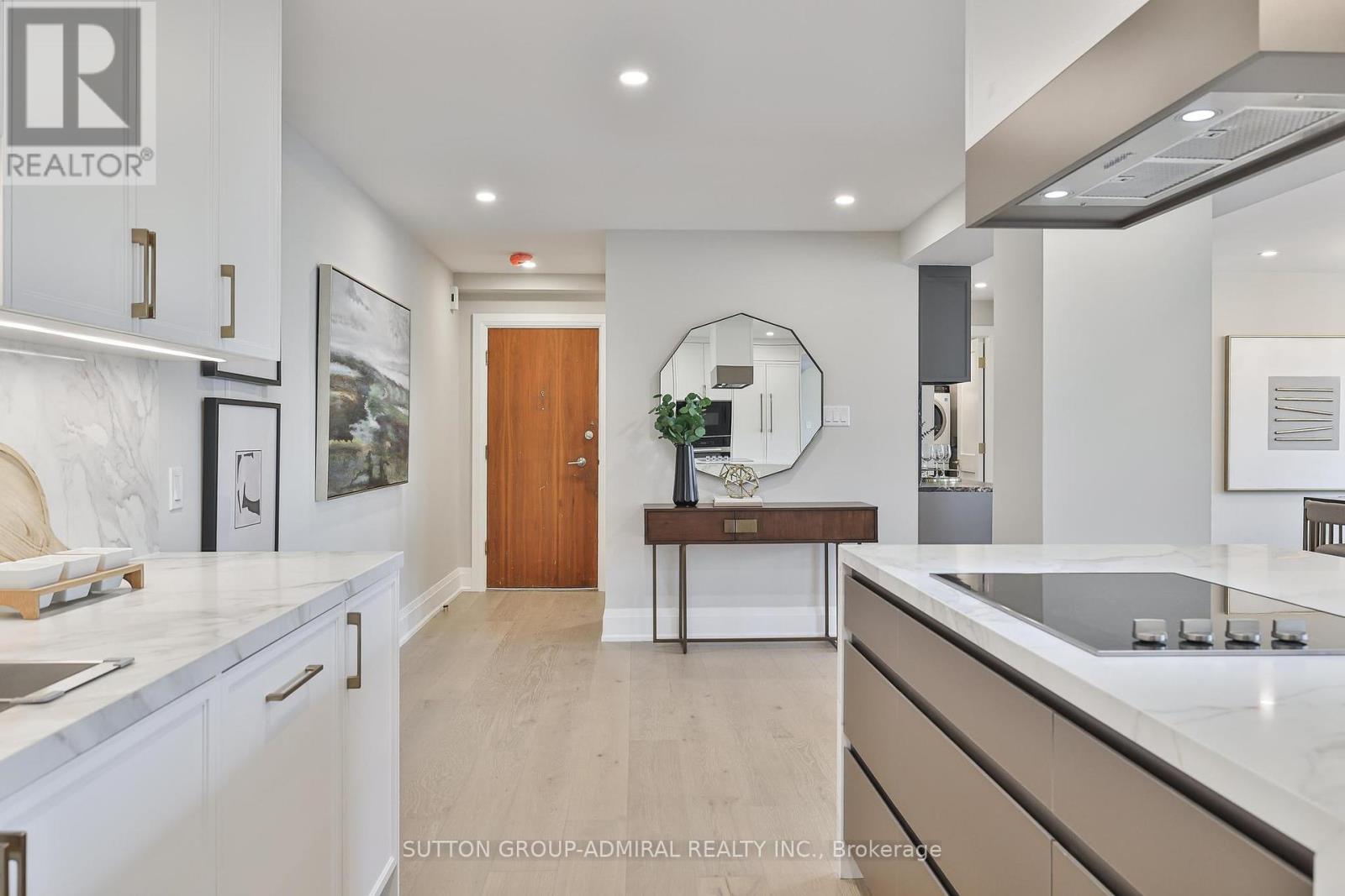 Property at 806 - 500 AVENUE ROAD image 3