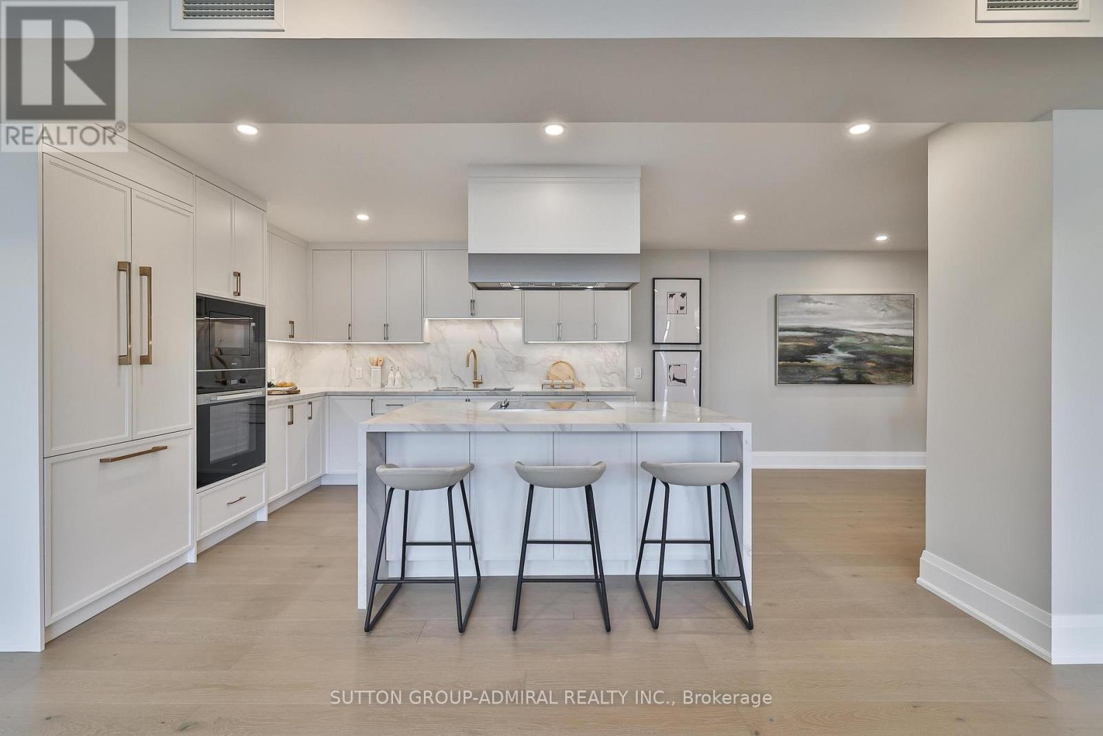 Property at 806 - 500 AVENUE ROAD image 4