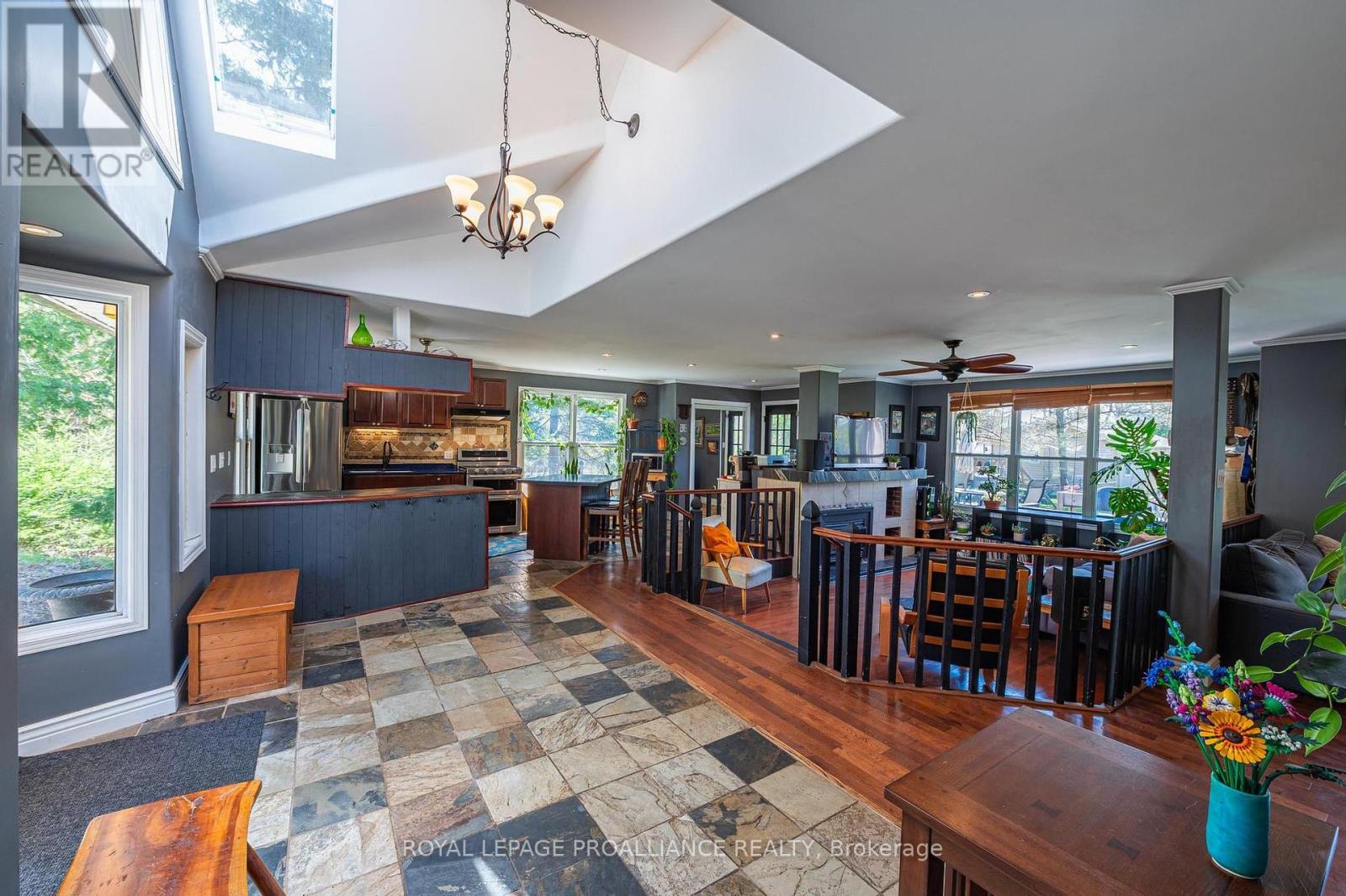 Property at 280 PRESQU'ILE PARKWAY image 3